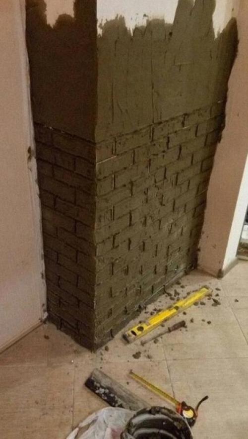 Кирпичная стена в интерьере выглядит красиво. 01