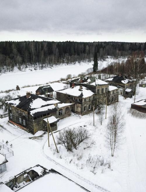 Полуразрушенная старинная усадьба, в которой до сих пор живут люди. 02