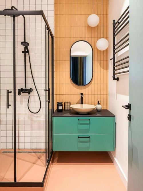 Вертикальная укладка плитки - визуальный приём, который работает.

