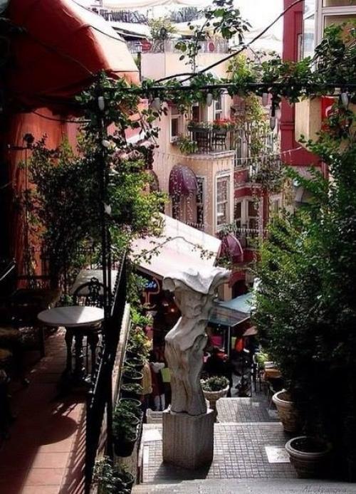 В стамбульском районе бейоглу находится самое необычное и романтичное место города - французская улица. 07 В стамбульском районе бейоглу находится самое необычное и романтичное место города - французская улица. 07