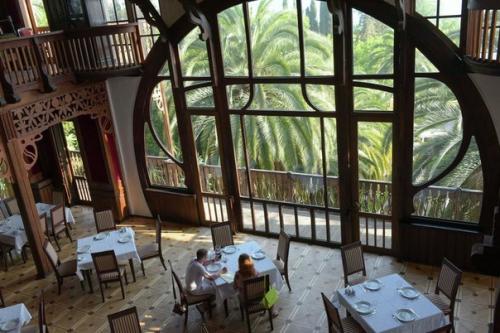 9 января 1903 года в деревянном здании с часами состоялось торжественное открытие гагрской климатической станции. 04