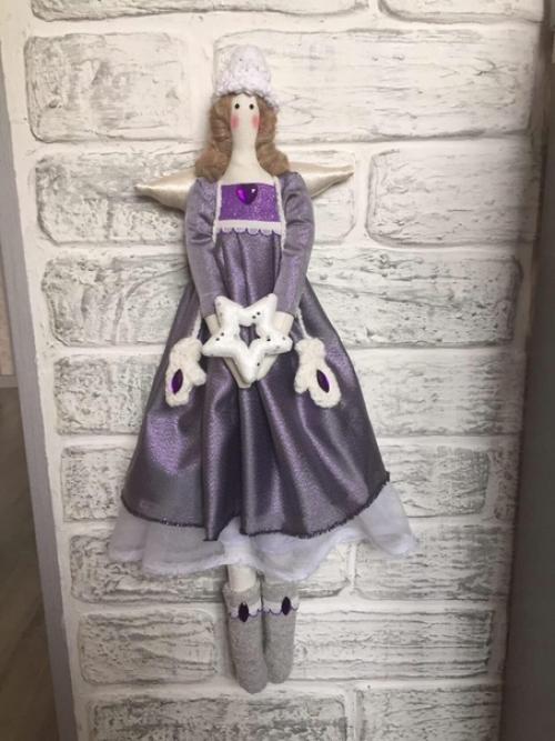 Одним из модных трендов в оформлении интерьера является украшение дома авторскими игрушками ручной работы. 06