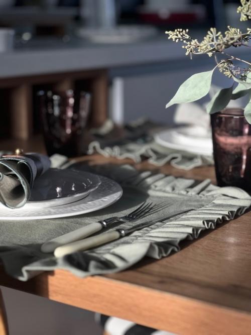 Сервировка стола - это неотъемлемая часть декорирования интерьера, которая позволяет создавать атмосферу и подчеркнуть стиль вашего дома. 05