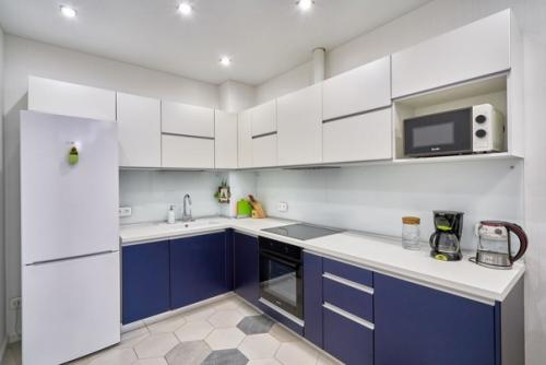 Современный светлый интерьер с яркими синими цветовыми акцентами. 02