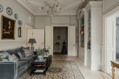 Продолжение просмотра.  Великолепная квартира с антиквариатом в доме 19 века в Швеции. 05