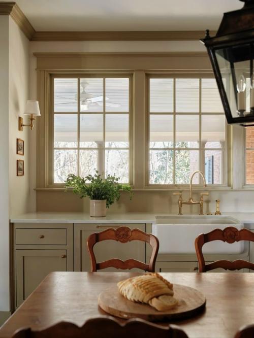 Интерьер загородного дома, который действительно хочется рассматривать - не бегло, а вдумчиво, возвращаясь взглядом к деталям снова и снова. 06