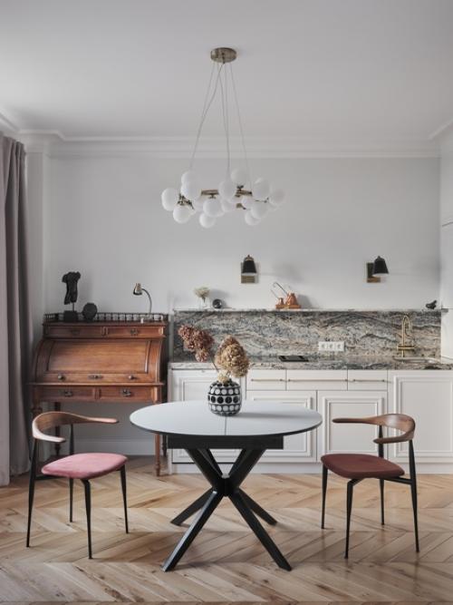 Дизайнеры из студии F17design создали уютный, парижский интерьер в петербуржской квартире на берегу Невы. 01