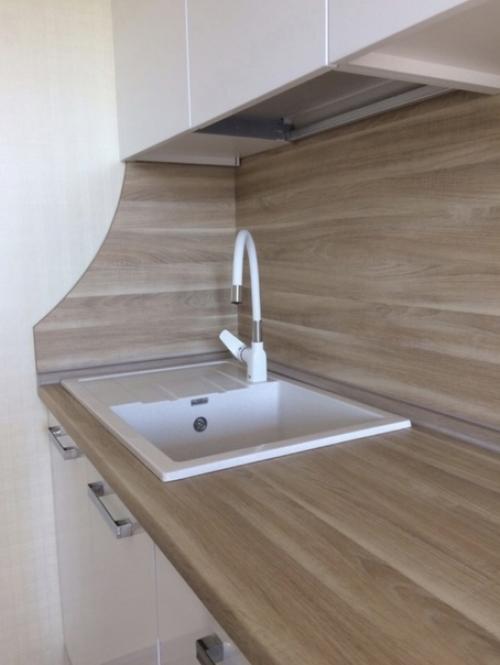 Мы предлагаем вашему вниманию следующую идею дизайна кухонной мебели и незамысловатого интерьера. 05