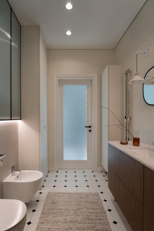 Красивый монохромный интерьер ванной комнаты в квартире в Сталинке, построенной в 50-х годах. 07