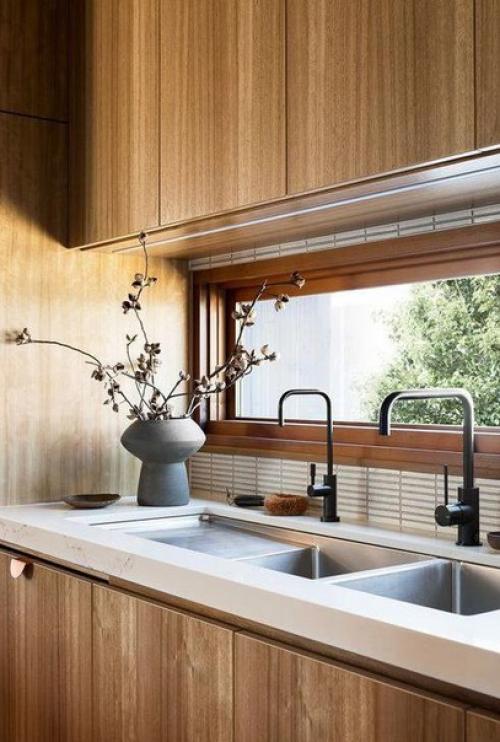 Окно в кухне - просто мечта любой хозяйки. 04