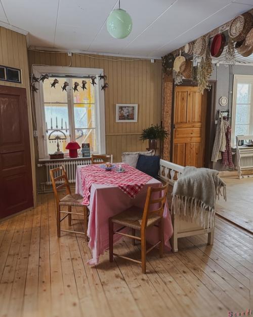 Добро пожаловать в красный деревенский дом в смоланде, окруженный умиротворяющей природой. 03