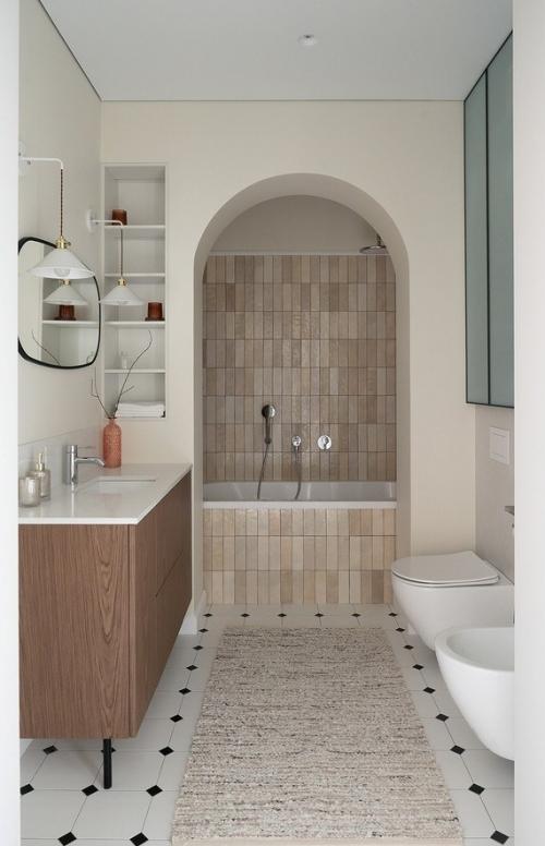 Красивый монохромный интерьер ванной комнаты в квартире в Сталинке, построенной в 50-х годах.

