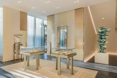 Изогнутая стеклянная завеса скрывает фасад флагманского магазина Tiffany & Co в Пекине, Китай, спроектированного голландской студией Mvrdv. 09