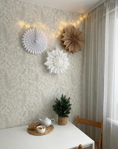 Уютный интерьер небольшой кухни в светлых тонах. 04