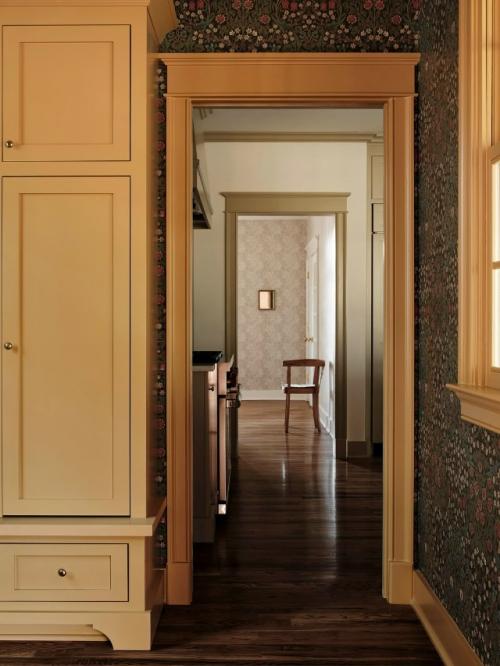 Интерьер загородного дома, который действительно хочется рассматривать - не бегло, а вдумчиво, возвращаясь взглядом к деталям снова и снова. 

