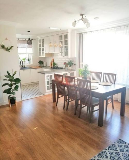 Просторная светлая кухня. 02