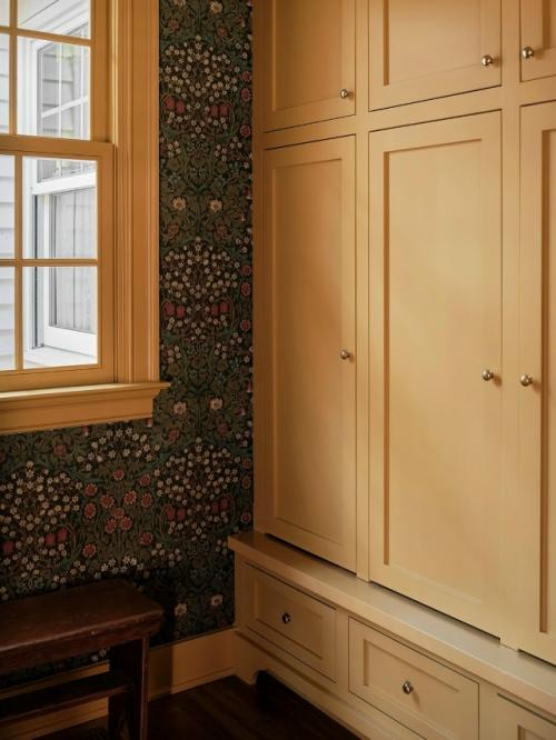 Интерьер загородного дома, который действительно хочется рассматривать - не бегло, а вдумчиво, возвращаясь взглядом к деталям снова и снова. 07