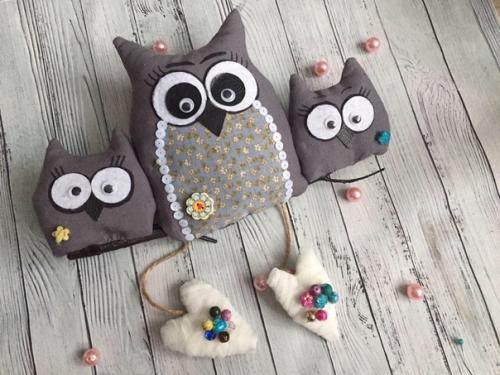 Одним из модных трендов в оформлении интерьера является украшение дома авторскими игрушками ручной работы. 07