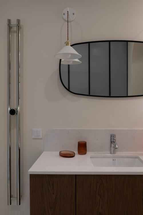 Красивый монохромный интерьер ванной комнаты в квартире в Сталинке, построенной в 50-х годах. 05