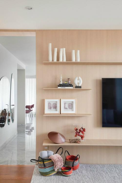 Этот интерьер строится не вокруг трендов, а вокруг любви к предметному дизайну. 01