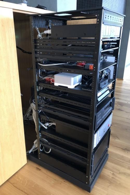 Техника в интерьере - как аккуратно разместить рэковую стойку с AV - оборудованием в гостиной. 03