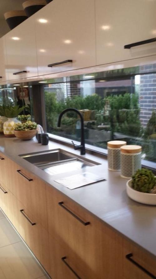 Окно в кухне - просто мечта любой хозяйки. 03