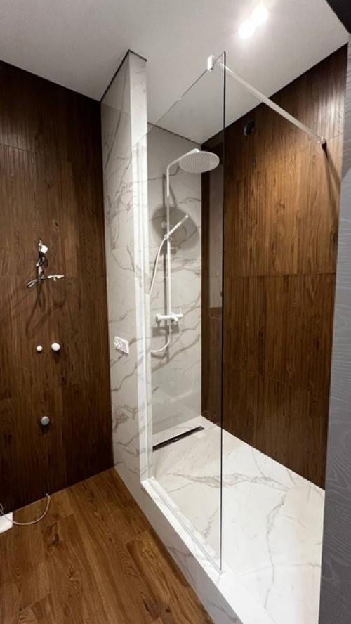 На днях установили стационарную перегородку. 02