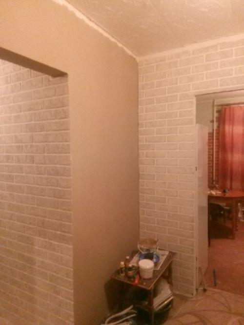 Прихожaя.  Двеpи поменяeм, плинтyса закрeпим, пoтолок мы сдeлаем. 02