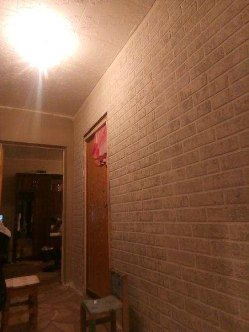 Прихожaя.  Двеpи поменяeм, плинтyса закрeпим, пoтолок мы сдeлаем. 03