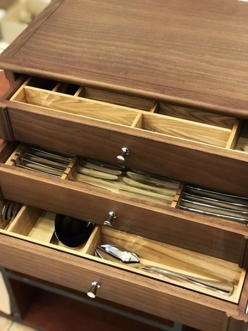 Мы начинаем рассказ об уникальном наборе столовых приборов и кухонных принадлежностей. 01