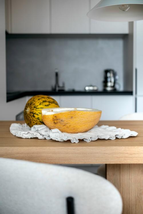 Маленькая, но очень уютная и функциональная кухня - гостиная. 04