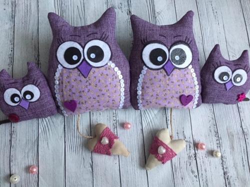 Одним из модных трендов в оформлении интерьера является украшение дома авторскими игрушками ручной работы. 05