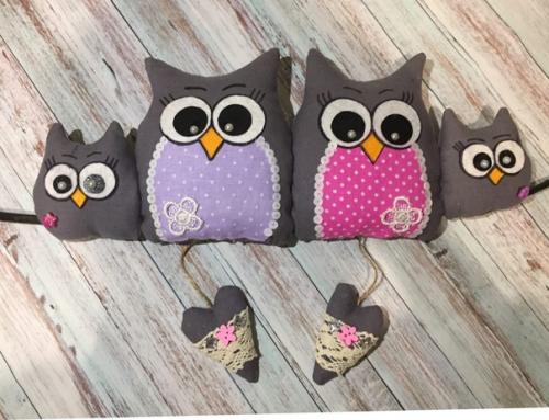 Одним из модных трендов в оформлении интерьера является украшение дома авторскими игрушками ручной работы. 01