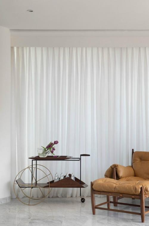 Этот интерьер строится не вокруг трендов, а вокруг любви к предметному дизайну. 02