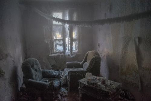 Серию потрясающих снимков заледеневшей квартиры сделала фотограф Анастасия попельская на южной окраине Екатеринбурга. 01