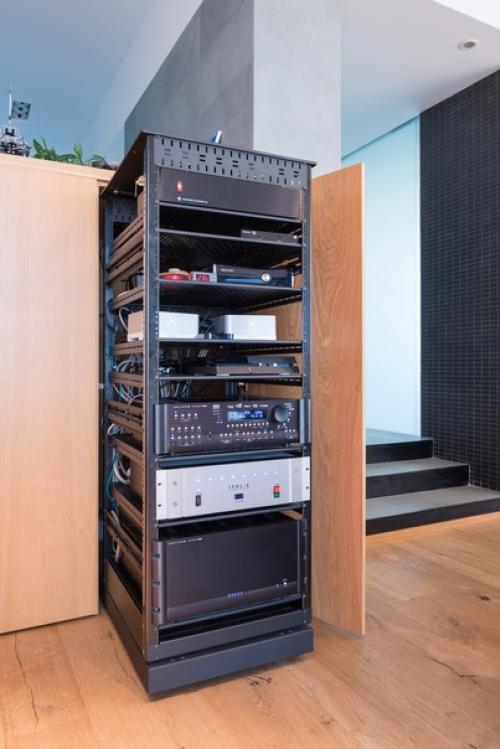Техника в интерьере - как аккуратно разместить рэковую стойку с AV - оборудованием в гостиной. 04