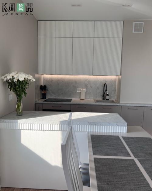 Даже в небольшом студийном пространстве с помощью острова можно условно поделить помещение на кухню и гостиную или кухню и столовую. 05