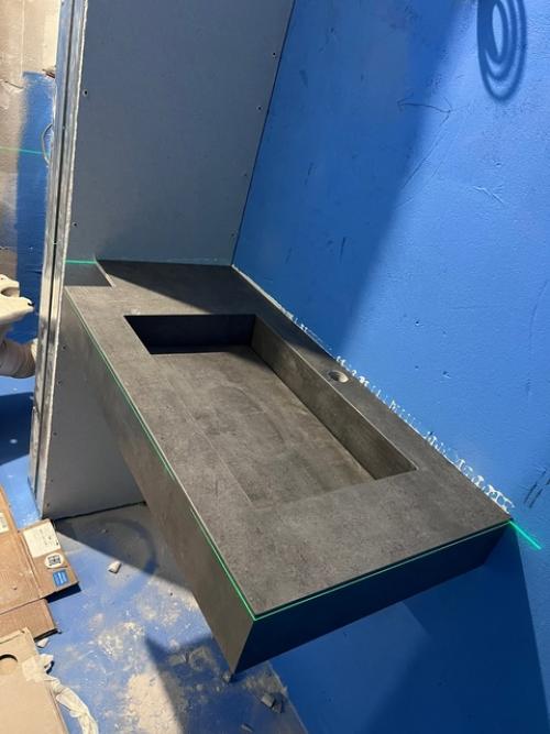 Преимущества раковины из керамогранита в том что ее можно вписать в продолжение любого интерьера ванной комнаты как на этом примере. 03