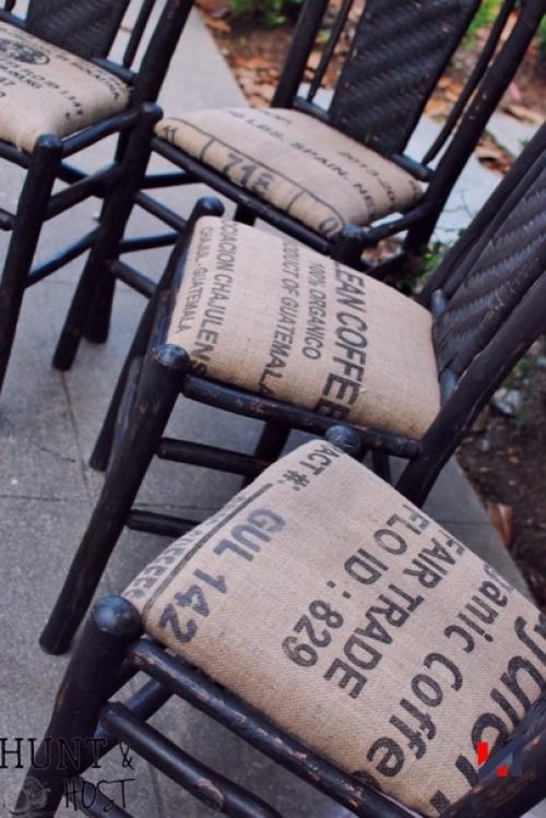 Мешки, в которых перевозили кофе, могут оригинально дополнить интерьер в качестве обивки для мебели или даже занавески. 03