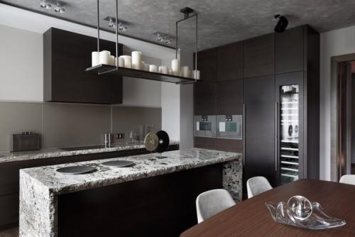 Визуальное разграничение зоны приготовления, питания и отдыха мебелью является частым приемом в интерьерах кухонь, совмещенных с гостиной. 01