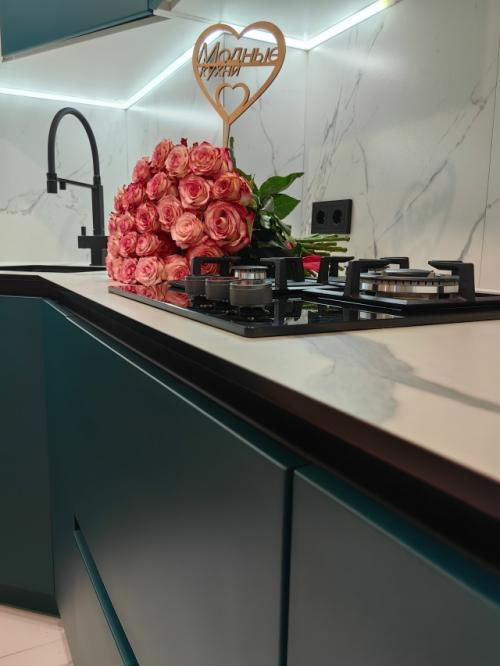 Три цвета этой истории сошлись в одном интерьере, создавая нечто совершенно особенное: зелёный, белый и чёрный. 09