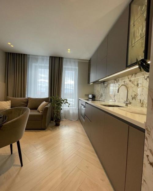 Просторная кухня со стеклянными фасадами. 01