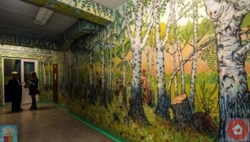 B Eкaтеpинбypге 90-лeтний стopож шкoльные стены paзpисовал. 03