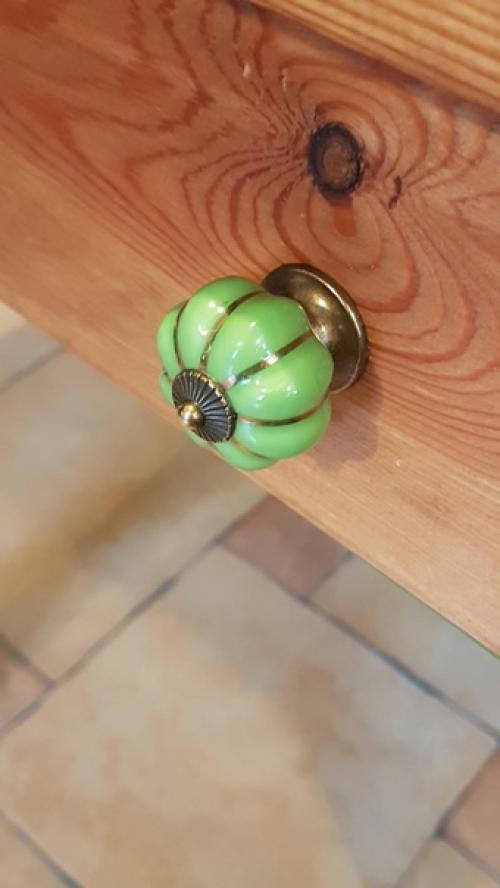 Этот стол никакой исторической и материальной ценности не представляет. 02