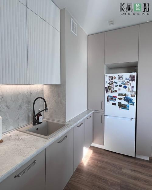 Даже в небольшом студийном пространстве с помощью острова можно условно поделить помещение на кухню и гостиную или кухню и столовую. 02