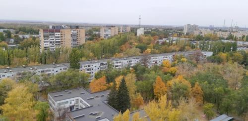 Плотный ряд посадки деревьев - действенный компонент приема застройки пешеходного бульвара в Тольятти. 03