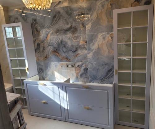 Мебель для ванной комнаты в классическом стиле на заказ класса премиум по индивидуальным размерам. 02