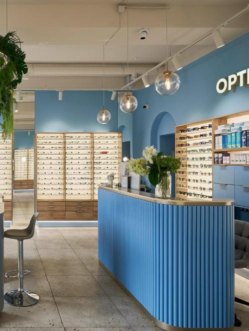 Интерьер новой оптики в Москве - яркий пример того, как цвет и детали формируют настроение пространства. 02