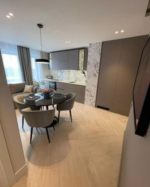 Просторная кухня со стеклянными фасадами. 05