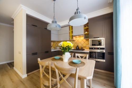 Сдержанный скандинавский интерьер кухни - гостиной с яркими цветовыми акцентами. 02